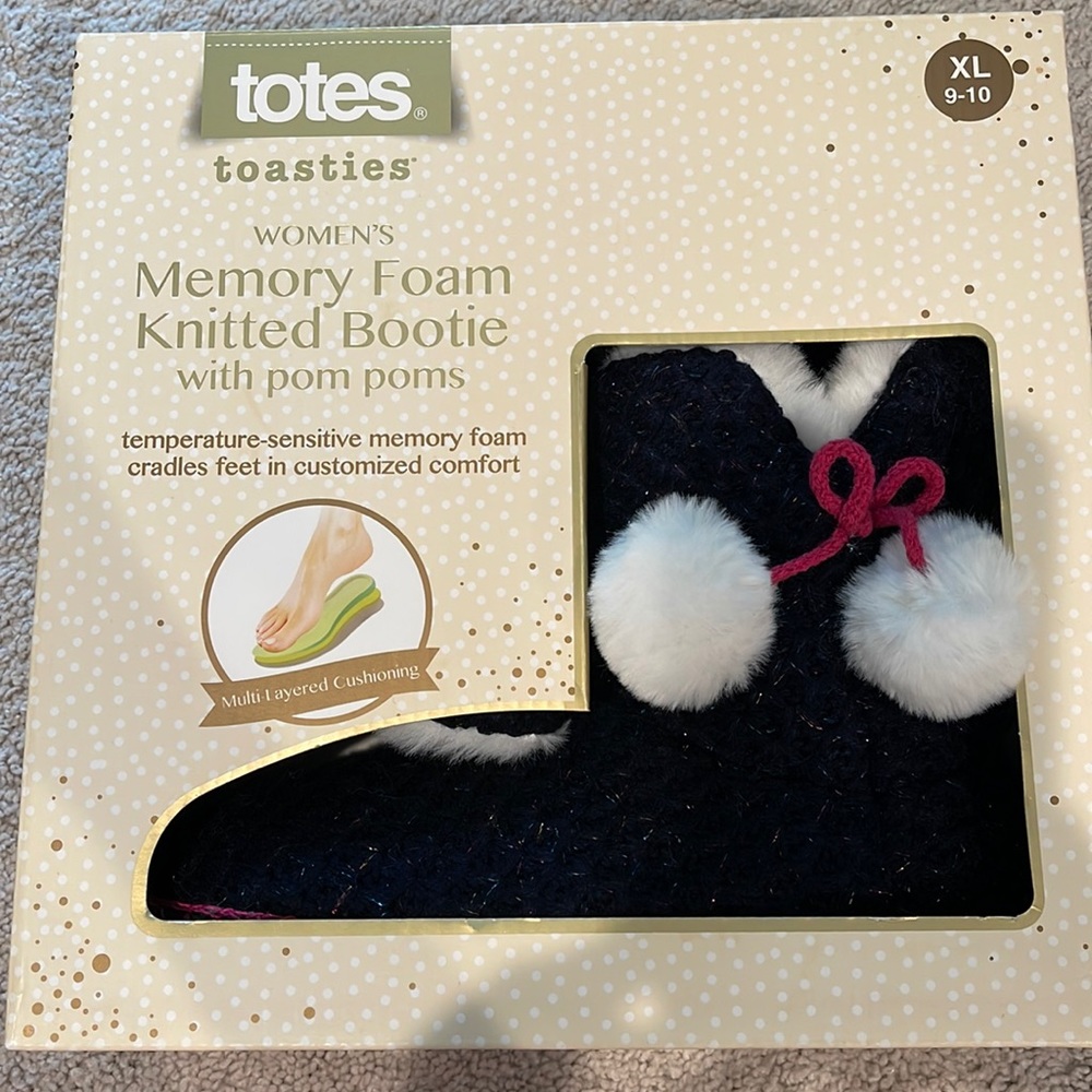Totes toasties womens memory foam knitted bootie with Pom poms
